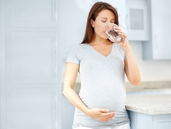 uống nhiều nước có thể hết táo bón khi mang thai